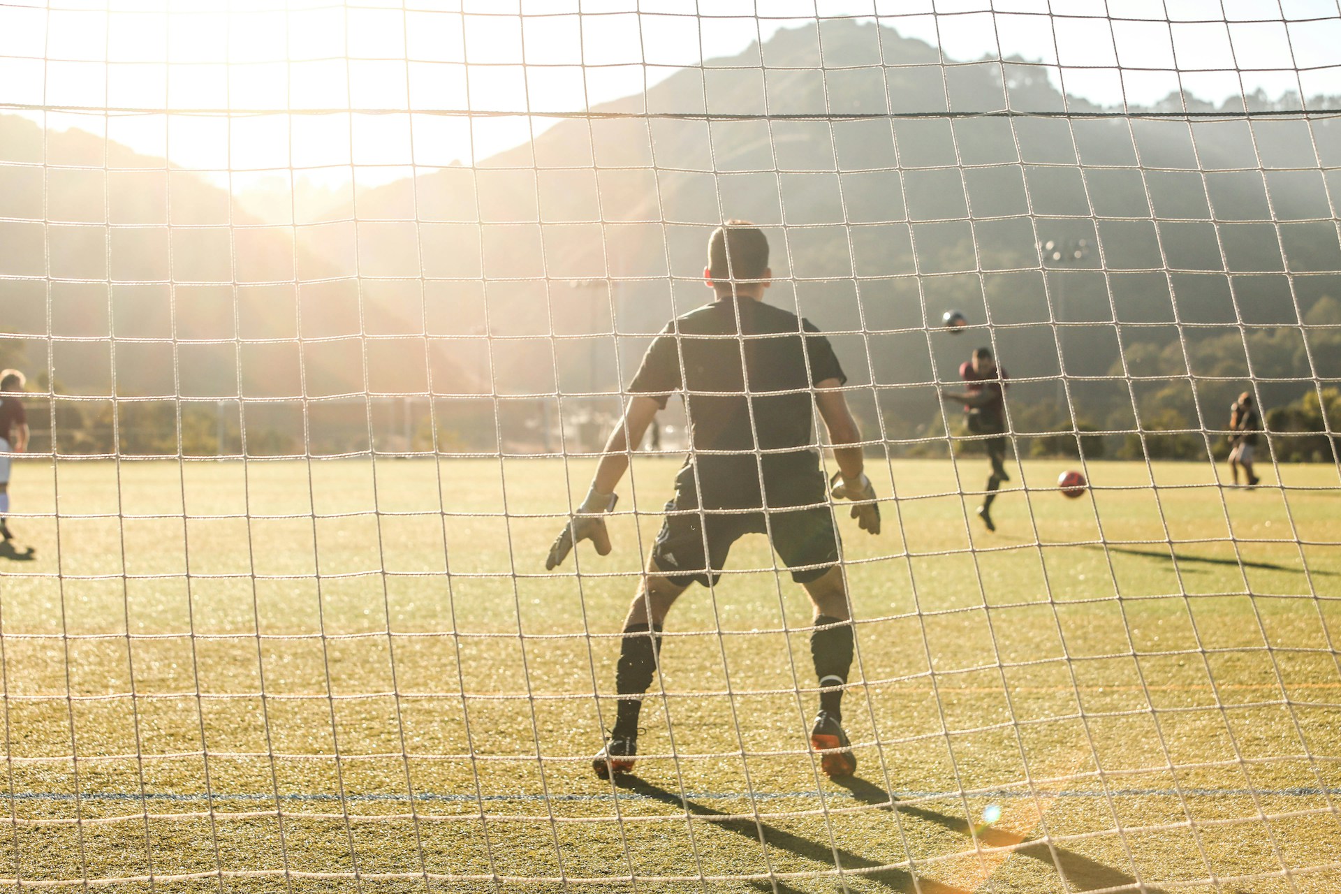 Jugador ejecutando un tiro libre